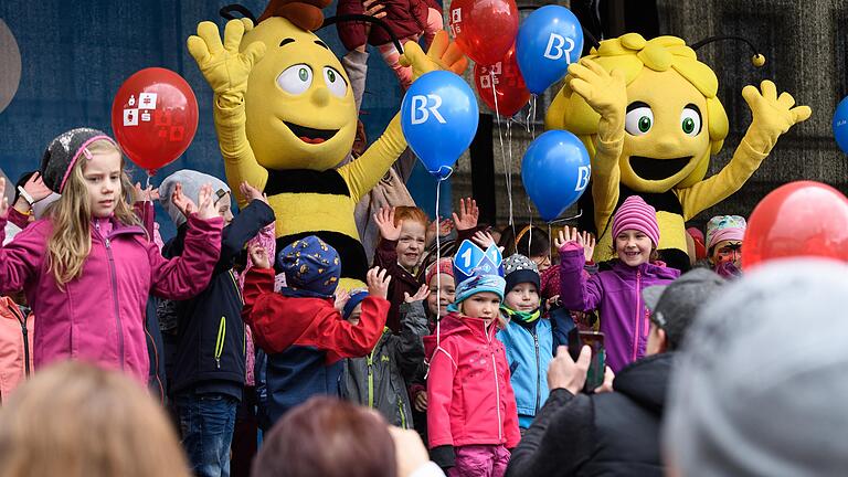 Biene Maja und ihr Freund Willi waren die Ehrengäste beim 44. Internationalen Kinderfest. Rund 35 000 Besucher kamen dazu in die Würzburger Innenstadt.