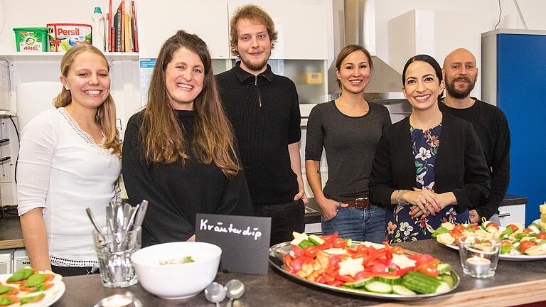 Die Projektinitiatoren bei der Eröffnung des Kontaktcafés in Würzburg (von links) Stella Meckelein (Sozialpädagogin), Claudia Nembach (Einrichtungsleiterin), Jan Tralau (Anleiter), Katharina Kolani (ehrenamtliche Erzieherin), Dr. Hülya Düber (Sozialreferentin der Stadt Würzburg) und Holger Faust (Leiter der Jugend- und Drogenberatung)