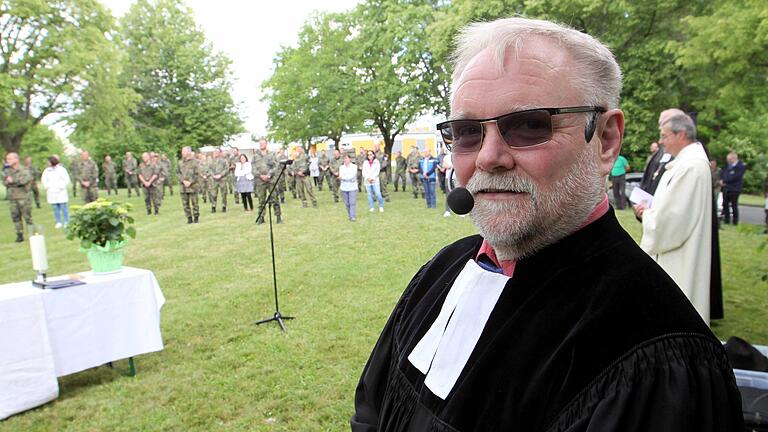 Johannes Müller vor seiner Militärgemeinde: Zum Abschiedsgottesdienst auf der Wiese unter dem Birkenkreuz kommen viele Soldaten und zivile Mitarbeiter der Balthasar-Neumann-Kaserne.