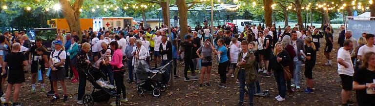 Weinfeststimmung auf dem Volkacher Weinfestplatz – bei Wasser und Tee.