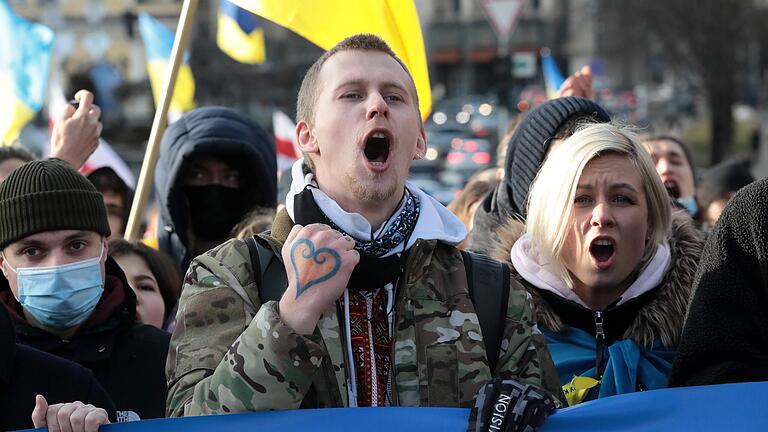 Junge Menschen protestieren in Kiew gegen die russische Aggression.