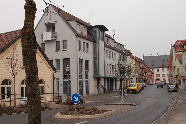 Blick auf das mehrstöckige Gebäude (links) in Haßfurt, in dem das KfH-Dialysezentrum seit vielen Jahren untergebracht ist.