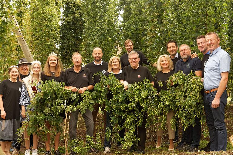 Beim&nbsp; Hopfenzupfen dabei: Die Bayerische Bierkönigin Mona Sommer (von links), Moderator Herbert Gransitzky, Uffenheimer Maienkönigin Lena Jacob, Fränkische Weinkönigin Eva Brockmann, Karl-Heinz Pritzl (Kauzen), IHK Leiter Sascha Genders, Stellvertretende Landrätin Karen Heußner, Jacob Pritzl (Kauzen), Landtagsabgeordneter Volkmar Halbleib, Landrätin Tamara Bischof, Landtagskandidat Björn Jungbauer, Landrat Thomas Ebert, Bürgermeister der Stadt Eibelstadt Markus Schenk und Bürgermeister der Stadt Ochsenfurt Peter Juks.