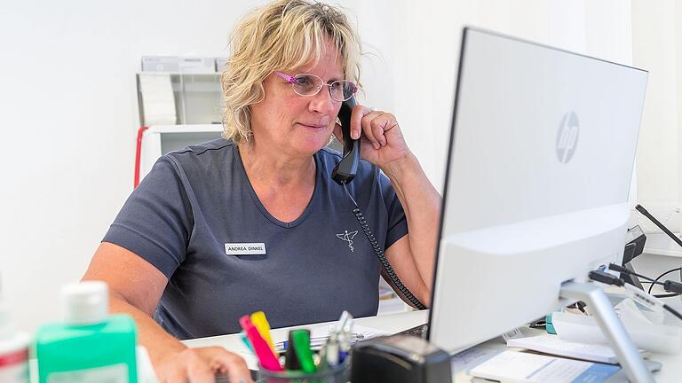 Bis zu einem gewissen Punkt lasse man sich Dinge am Telefon gefallen, 'und dann sagt man: es reicht', sagt die Medizinische Fachangestellte Andrea Dinkel. Bis zu einem gewissen Punkt lasse man sich Dinge am Telefon gefallen, 'und dann sagt man: es reicht', sagt die Medizinische Fachangestellte Andrea Dinkel.