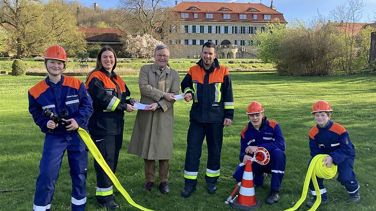 Die ersten Freikarten hat Ferdinand Fürst zu Castell-Castell schon überreicht: an Seraphina Gegner und Dominik Heilmann, die Jugendwarte der örtlichen Kinder- und Jugendfeuerwehr. Deren Mitglieder Floriana, Henry und Johannes freuen sich mit ihren Gruppenleitern.