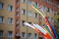 Glasfaser-Kabel       -  Erst mal angeschlossen, bieten sie Highspeed-Internet: Glasfaserkabel, die aus dem Sockel eines Schaltschranks herausragen.