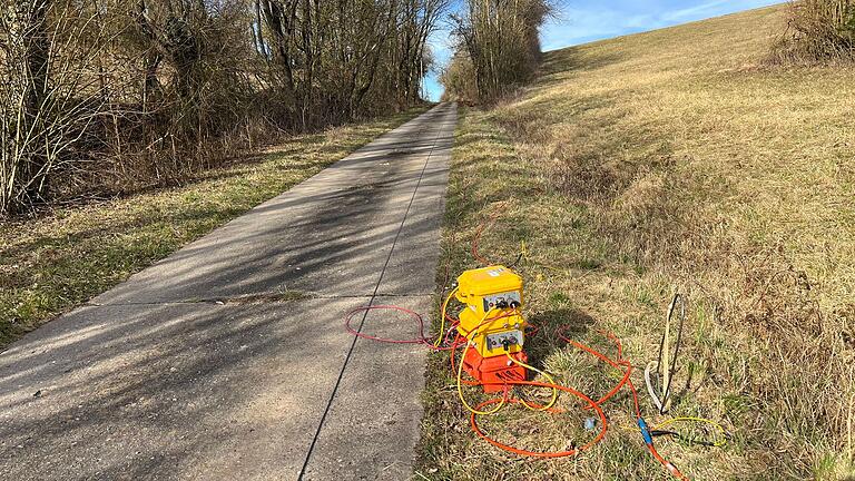 Messgerät am Wegesrand: Vibrationswellen dringen 300 Meter und mehr in den Untergrund ein. Messgerät am Wegesrand: Vibrationswellen dringen 300 Meter und mehr in den Untergrund ein.