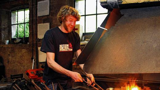 Mit Feuereifer: Georg Weidauer bei der schweißtreibenden Arbeit in seiner Schmiede in Remlingen.