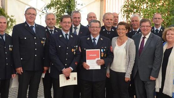Für ihren jahrelangen aktiven Dienst wurden zahlreiche Feuerwehrleute ausgezeichnet. Für ihren jahrelangen aktiven Dienst wurden zahlreiche Feuerwehrleute ausgezeichnet.