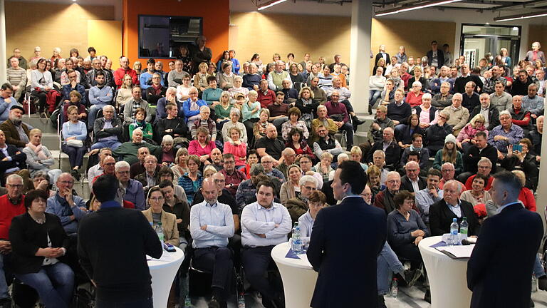 Lohrs Bürgermeisterkandidaten Michael Kesssel, Mario Paul und Dirk Rieb präsentierten sich und ihre Politischen Ziele am Dienstag vor 400 Besuchern im&nbsp;Nägelsee-Schulzentrum.&nbsp;