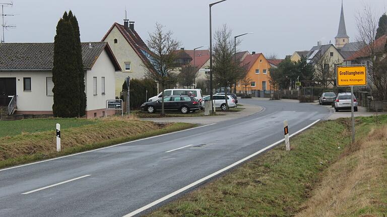 An den Großlangheimer Ortseinfahrten sollen Schilder mit der Aufschrift 'Freiwillig 40 km/h' aufgestellt werden. Eine offizielle Reduzierung ist nicht möglich. An den Großlangheimer Ortseinfahrten sollen Schilder mit der Aufschrift 'Freiwillig 40 km/h' aufgestellt werden. Eine offizielle Reduzierung ist nicht möglich.
