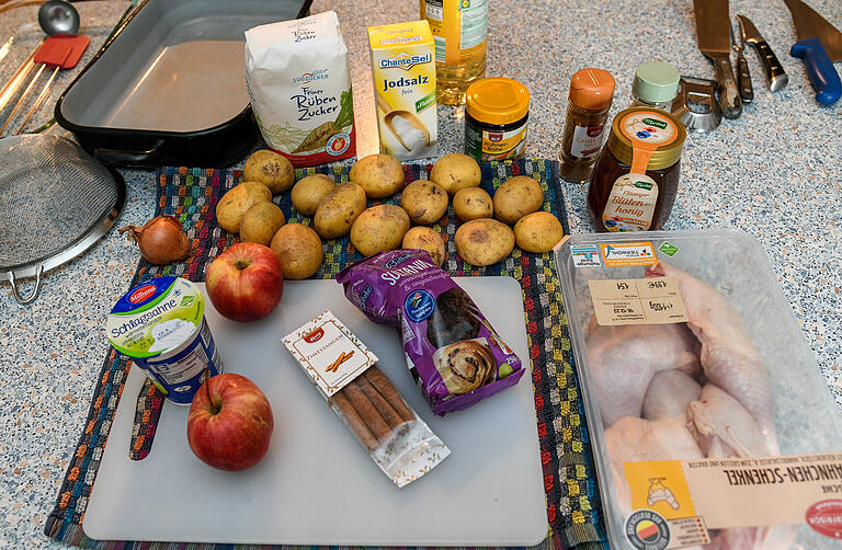 Diese Zutaten werden für das Weihnachtsessen für unter zwei Euro, das jeder kochen kann, benötigt. Diese Zutaten werden für das Weihnachtsessen für unter zwei Euro, das jeder kochen kann, benötigt.