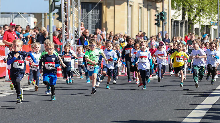 Zahlreiche kleine Läuferinnen und Läufer nehmen am Sonntag 30.04.23 beim Schnupperlauf von 600 Metern des Residenzlaufs in Würzburg teil.