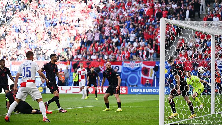 Eigentor       -  Albaniens Klaus Gjasula (4vl) bugsiert den Ball ins eigene Tor zur kroatischen 2:1-Führung.