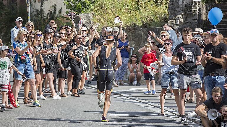 Die Sportler durften sich an der Strecke über mächtige Unterstützung freuen &ndash; wie zum Beispiel hier an der Schlosssteige.