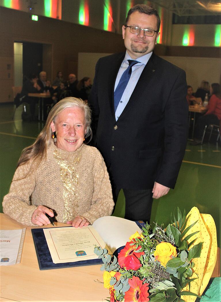 Ultra-Läuferin Marika Heinlein durfte sich bei der Sportlerehrung des Marktes Wiesentheid ins Goldene Buch der Gemeinde eintragen.