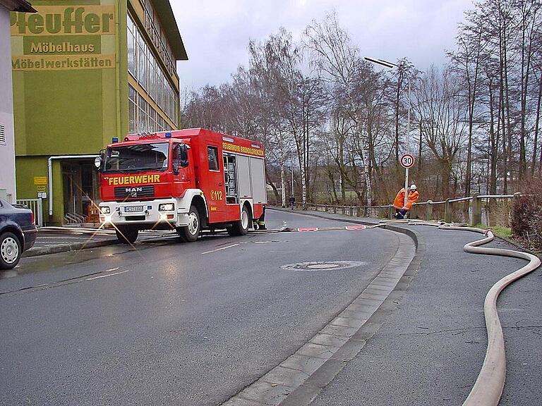 Die Feuerwehrleute waren 2003 im Dauereinsatz, um das Wasser von Straßen oder aus Grundstücken abzupumpen.