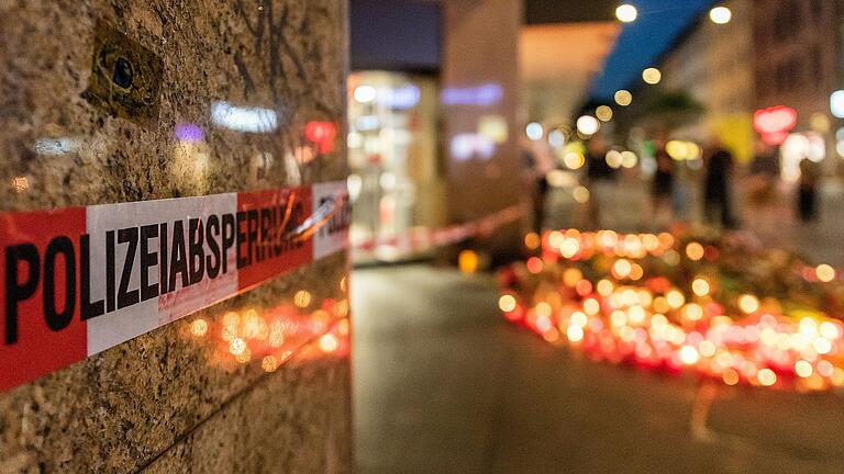 Das Polizeipräsidium Unterfranken bittet darum, die Namen und Bilder der Opfer des Würzburger Messerangriffs nicht weiter in den sozialen Netzwerken zu verbreiten. Das Polizeipräsidium Unterfranken bittet darum, die Namen und Bilder der Opfer des Würzburger Messerangriffs nicht weiter in den sozialen Netzwerken zu verbreiten.