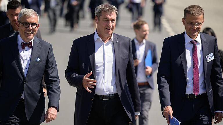 Markus Söder im Gespräch mit dem Ärztlichen Direktor des Uniklinikums Würzburg, Prof.&nbsp; Jens Maschmann (rechts) und dem Dekan der Medizinischen Fakultät, Prof. Matthias Frosch (links).