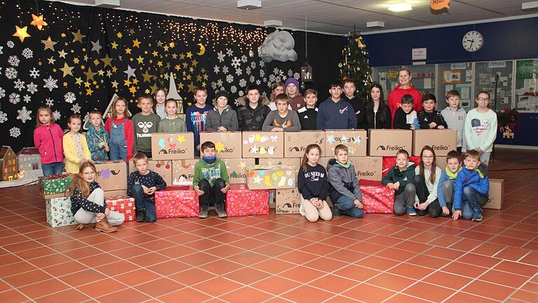 Vertreter der Klassen übergeben 33 Päckchen an die Johanniter Weihnachtstrucker.