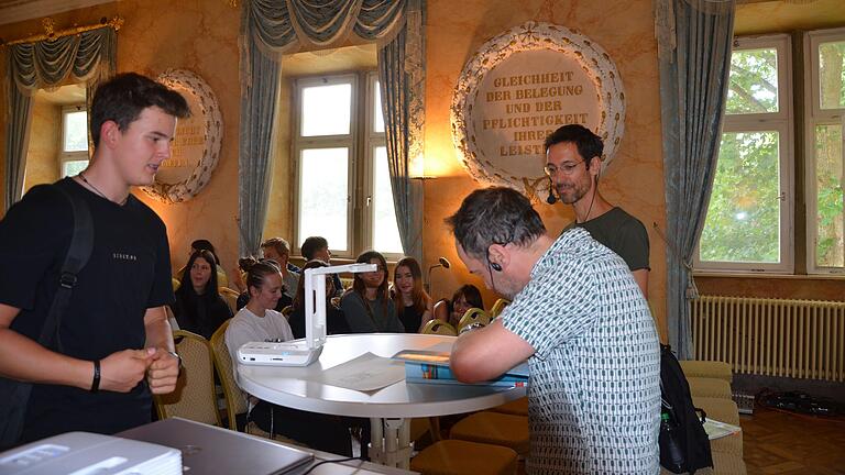 Autor Max de Radiguès signierte sein Buch „Simon et Luise“ für die Schüler*innen des FLSH Schloss Gaibach. Autor Max de Radiguès signierte sein Buch „Simon et Luise“ für die Schüler*innen des FLSH Schloss Gaibach.