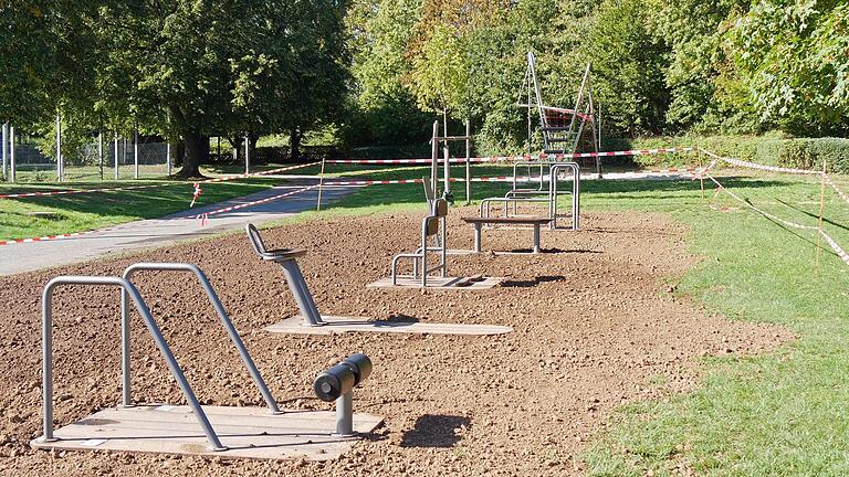 Sieben neue Sportgeräte im Freien stellt die Gemeinde Bergtheim auf ihrem Outdoor-Campus in Bergtheim auf. Weil ein Rasenstück neu eingesät wurde, können einige Geräte derzeit noch nicht benutzt werden. Der Outdoor-Campus liegt neben dem Sportgelände des SV Bergtheim. Hier war einmal die Minigolfanlage.