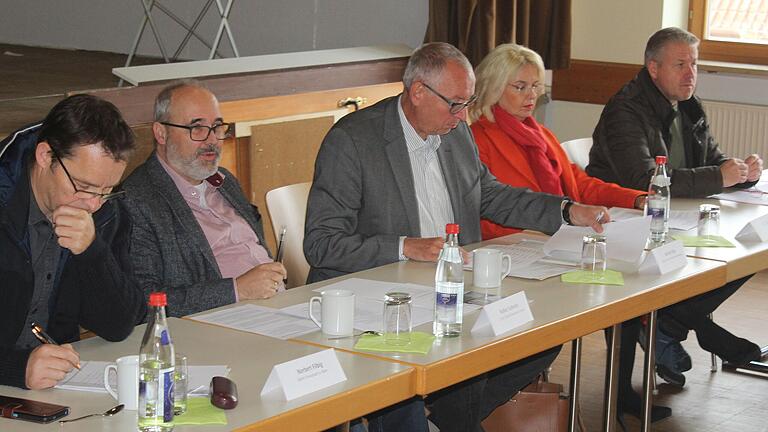 Schwarzachs Bürgermeister Volker Schmitt (2. v. l.) hatte Behörden und Amtskollegen zum Runden Tisch zum Hochwasserschutz geladen. Schwarzachs Bürgermeister Volker Schmitt (2. v. l.) hatte Behörden und Amtskollegen zum Runden Tisch zum Hochwasserschutz geladen.