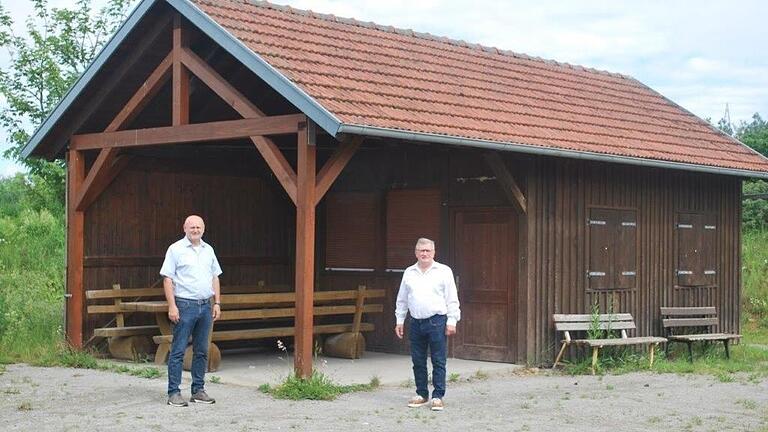 Mitglieder des CSU-Ortsverbandes haben 2024 verschiedene Renovierungsarbeiten am Grillplatz am Auberg vorgenommen. Auf dem Bild zu sehen sind der stellvertretende Ortsverbandsvorsitzende Rainer Schäfer (links) und der Vorsitzende Theo Dittmaier.&nbsp;