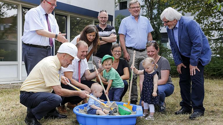 Der erste Spatenstich zur Kindertagesstätte am Landratsamt mit (vorne, von links) Landrat Eberhard Nuß, Kreisrat Thomas Eberth, der stellvertretenden Landrätin Christine Haupt-Kreutzer, Jonas, Jonathan mit seiner Mutter Silvana Schmeißer und Laura mit ihrer Mutter Melanie Kuhn sowie (hinten) die Kreisräte Volkmar Halbleib, Stefan Wolfshörndl und Hans Fiederling sowie Architekt Ernst Höring. Der erste Spatenstich zur Kindertagesstätte am Landratsamt mit (vorne, von links) Landrat Eberhard Nuß, Kreisrat Thomas Eberth, der stellvertretenden Landrätin Christine Haupt-Kreutzer, Jonas, Jonathan mit seiner Mutter Silvana Schmeißer und Laura mit ihrer Mutter Melanie Kuhn sowie (hinten) die Kreisräte Volkmar Halbleib, Stefan Wolfshörndl und Hans Fiederling sowie Architekt Ernst Höring.