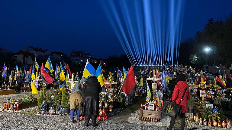 Gedenken an die Gefallenen des Ukraine-Krieges auf dem Lytschakiwski-Friedhof in Würzburgs Partnerstadt Lwiw am Vorabend des ersten Jahrestages des Überfalls. Gedenken an die Gefallenen des Ukraine-Krieges auf dem Lytschakiwski-Friedhof in Würzburgs Partnerstadt Lwiw am Vorabend des ersten Jahrestages des Überfalls.