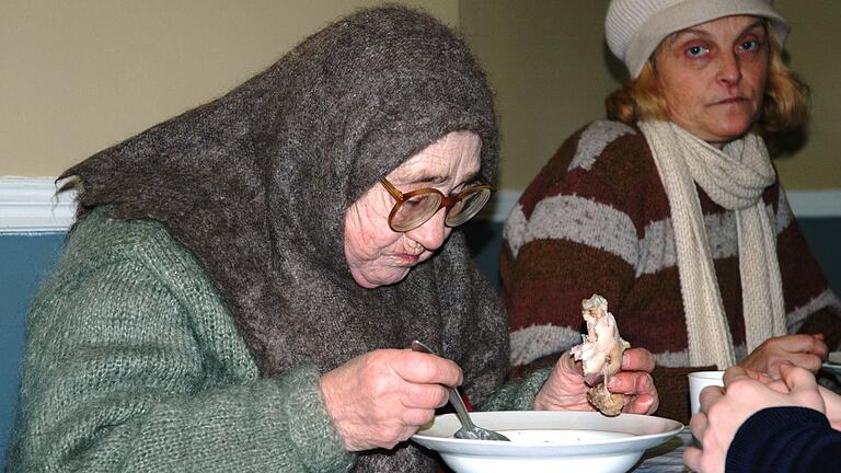 Menschen in der St. Petersburger Armenküche: Die Malteser Unterfranken unterstützen mit Spenden aus Würzburg die Malteser St. Petersburg. Menschen in der St. Petersburger Armenküche: Die Malteser Unterfranken unterstützen mit Spenden aus Würzburg die Malteser St. Petersburg.