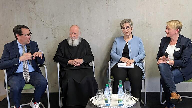 Podiumsdiskussion mit (von links) Alexander Zugsbradl (Vorstand Hescuro Kliniken), Pater Anselm Grün, Doris Küfner-Schönfelder (Agentur für Arbeit Schweinfurt) und Moderatorin Silke Schreiter-Taubenheim (Fachkoordination PM Fach-/Brufsschulen) - Podiumsdiskussion mit (von links) Alexander Zugsbradl (Vorstand Hescuro Kliniken), Pater Anselm Grün, Doris Küfner-Schönfelder (Agentur für Arbeit Schweinfurt) und Moderatorin Silke Schreiter-Taubenheim (Fachkoordination PM Fach-/Brufsschulen) Podiumsdiskussion mit (von links) Alexander Zugsbradl (Vorstand Hescuro Kliniken), Pater Anselm Grün, Doris Küfner-Schönfelder (Agentur für Arbeit Schweinfurt) und Moderatorin Silke Schreiter-Taubenheim (Fachkoordination PM Fach-/Brufsschulen) - Podiumsdiskussion mit (von links) Alexander Zugsbradl (Vorstand Hescuro Kliniken), Pater Anselm Grün, Doris Küfner-Schönfelder (Agentur für Arbeit Schweinfurt) und Moderatorin Silke Schreiter-Taubenheim (Fachkoordination PM Fach-/Brufsschulen)