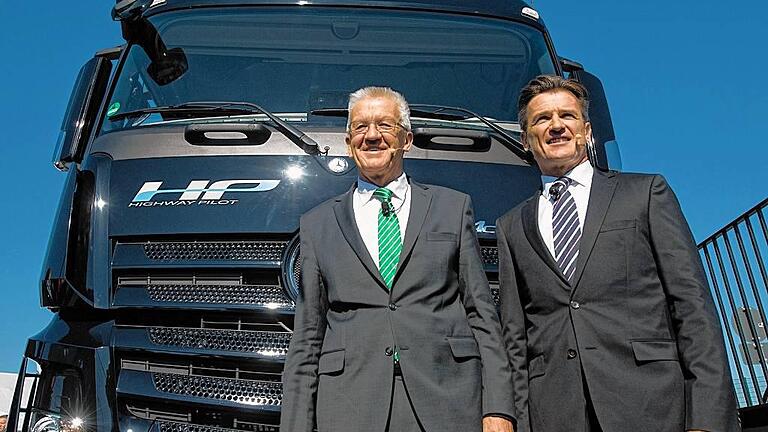 Mercedes-Benz Actros mit System Highway Pilot       -  Premiere: Daimler-Vorstand Wolfgang Bernhard (rechts) und Baden-Württembergs Ministerpräsident Winfried Kretschmann (Bündnis 90/Die Grünen) vor einem Mercedes-Benz Actros. Marijan murat, dpa