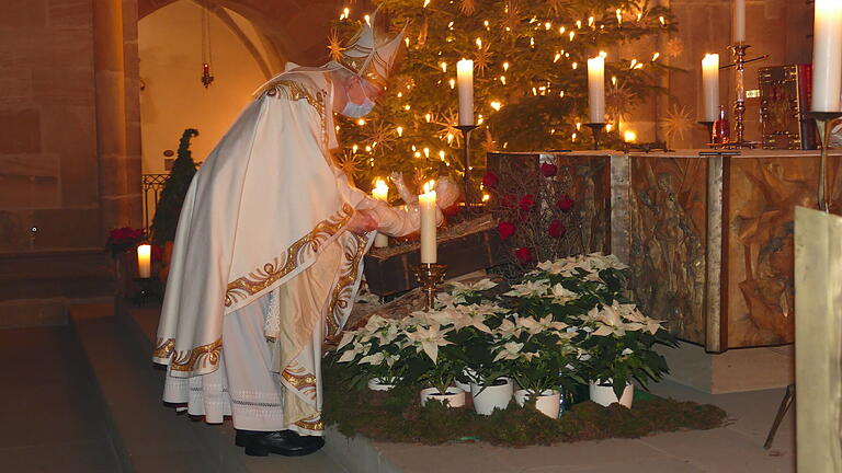 Erzbischof Ludwig Schick feierte wie gewohnt und doch anders die Christmette im Dom.