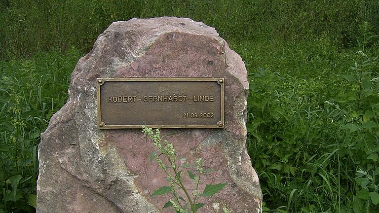 2003 wurde in Lichtenau eine Linde zu Ehren von Robert Gernhardt gepflanzt, dazu wurde ein Gedenkstein gesetzt.