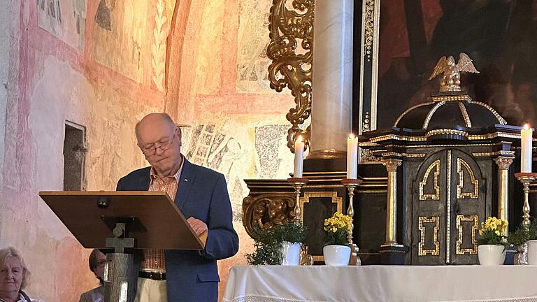 Johann Böhm in der Michaelskapelle.