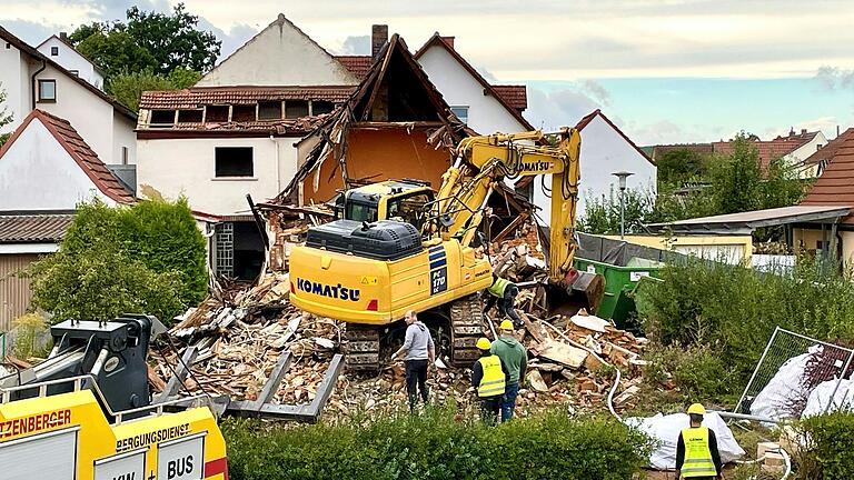 Geschafft: Der Raupenbagger steht wieder auf seinen Füßen. Geschafft: Der Raupenbagger steht wieder auf seinen Füßen.