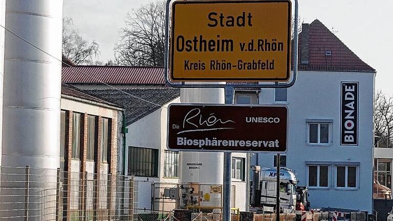 Gehört zu Ostheim einfach dazu: Die Bionade-Brauerei am westlichen Ortseingang hat den namen der Stadt in den letzten 20 Jahren berühmt gemacht bei umweltbewussten Limo-Liebhabern.