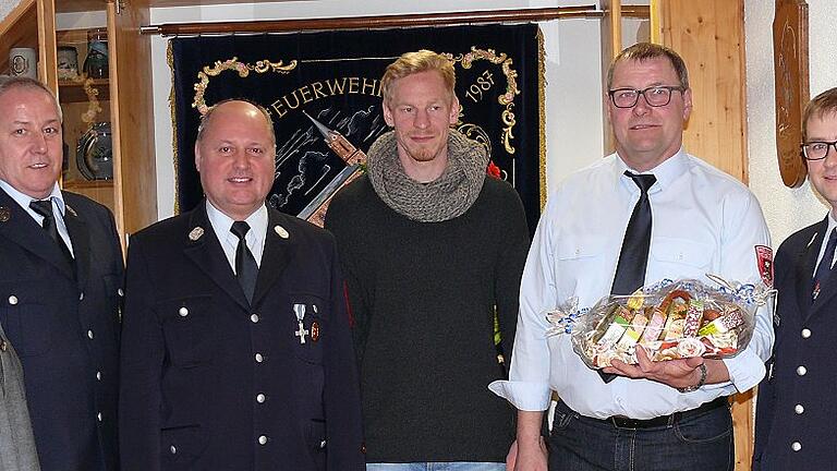 Die Freiwillige Feuerwehr verabschiedete nach 24 Jahren Dienst ihren Kommandantenstellvertreter Willi Weimer und vollzog mit dem Nachfolger David Weismantel einen Generationswechsel. Unser Bild zeigt (von links) Bürgermeisterin Zita Baur, Vorsitzender Rolf Ullrich, Kommandant Rainer Lutz, David Weismantel, Willi Weimer und Kreisbrandmeister Benjamin Egert. Die Freiwillige Feuerwehr verabschiedete nach 24 Jahren Dienst ihren Kommandantenstellvertreter Willi Weimer und vollzog mit dem Nachfolger David Weismantel einen Generationswechsel. Unser Bild zeigt (von links) Bürgermeisterin Zita Baur, Vorsitzender Rolf Ullrich, Kommandant Rainer Lutz, David Weismantel, Willi Weimer und Kreisbrandmeister Benjamin Egert.