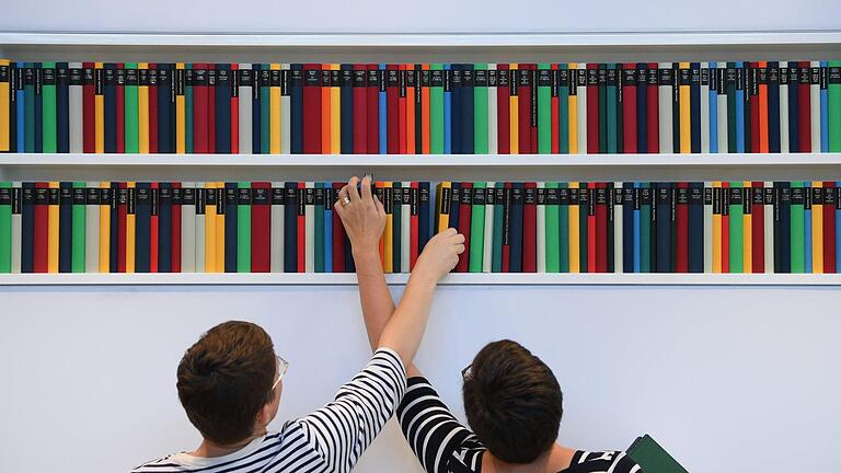 Das Team der Saale-Zeitung greift in die heimischen Bücherregale und verschenkt gegen Spende Bücher. Arne Dedert/dpa - Das Team der Saale-Zeitung greift in die heimischen Bücherregale und verschenkt gegen Spende Bücher. Arne Dedert/dpa Das Team der Saale-Zeitung greift in die heimischen Bücherregale und verschenkt gegen Spende Bücher. Arne Dedert/dpa - Das Team der Saale-Zeitung greift in die heimischen Bücherregale und verschenkt gegen Spende Bücher. Arne Dedert/dpa