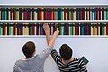 Das Team der Saale-Zeitung greift in die heimischen Bücherregale und verschenkt gegen Spende Bücher. Arne Dedert/dpa       -  Das Team der Saale-Zeitung greift in die heimischen Bücherregale und verschenkt gegen Spende Bücher. Arne Dedert/dpa