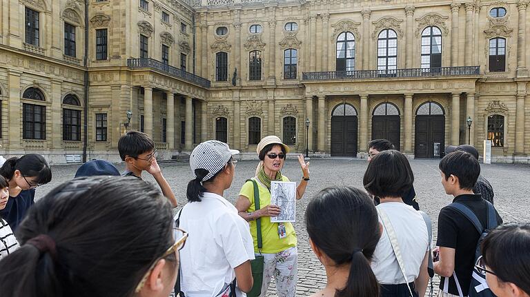 Barbara Lohoff mit einer japanischen Reisegruppe vor der Residenz