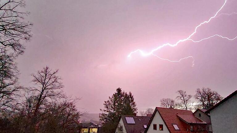 Blitze zuckten am Himmel in Münnerstadt, während der Hagel die Straßen mit einer weißen Eisschicht überzog. - Blitze zuckten am Himmel in Münnerstadt, während der Hagel die Straßen mit einer weißen Eisschicht überzog. Blitze zuckten am Himmel in Münnerstadt, während der Hagel die Straßen mit einer weißen Eisschicht überzog. - Blitze zuckten am Himmel in Münnerstadt, während der Hagel die Straßen mit einer weißen Eisschicht überzog.
