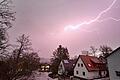 Blitze zuckten am Himmel  in Münnerstadt, während der Hagel die Straßen mit einer weißen Eisschicht überzog.       -  Blitze zuckten am Himmel  in Münnerstadt, während der Hagel die Straßen mit einer weißen Eisschicht überzog.