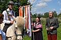 Der Sieger des diesjährigen Spitzenreitens von Irmelshausen, Merlin Josefs, bekam die bändergeschmückte Standarte und einen Geldpreis von Hans Freiherr von Bibra.