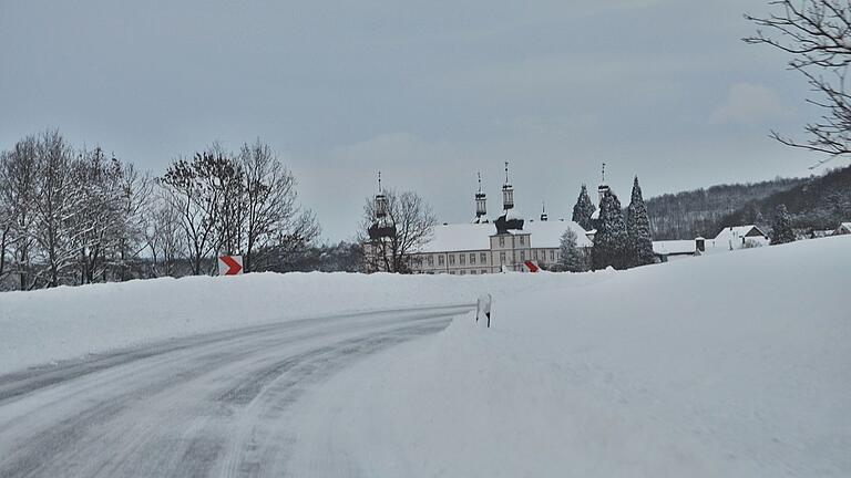 In der Gemeinde Sulzdorf, speziell in Sternberg, Schwanhausen und Zimmerau hofft man auf einen milden Winter. Hier gibt es aktuelle Probleme mit dem Winterdienst. In der Gemeinde Sulzdorf, speziell in Sternberg, Schwanhausen und Zimmerau hofft man auf einen milden Winter. Hier gibt es aktuelle Probleme mit dem Winterdienst. 