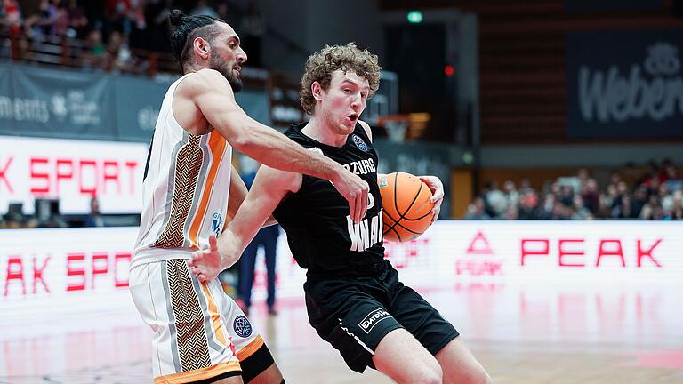 Calvin Wishart (rechts) von den Würzburg Baskets zieht gegen Antonios Karagiannidis zum Korb. Der Würzburger Aufbauspieler gehört eigentlich dem drittklassigen ProB-Team an. Calvin Wishart (rechts) von den Würzburg Baskets zieht gegen Antonios Karagiannidis zum Korb. Der Würzburger Aufbauspieler gehört eigentlich dem drittklassigen ProB-Team an.