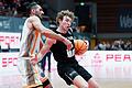 Calvin Wishart (rechts) von den Würzburg Baskets zieht gegen Antonios Karagiannidis zum Korb. Der Würzburger Aufbauspieler gehört eigentlich dem drittklassigen ProB-Team an.