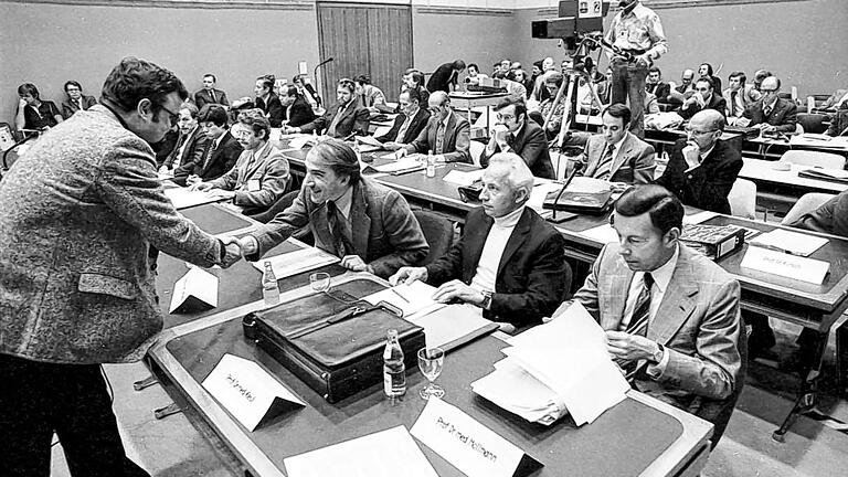 Gefragter Experte: Dr. Joseph Keul (vorne, Zweiter von rechts) von der Uni Freiburg bei einer Sitzung des Sportausschusses des deutschen Bundestags zum Thema Doping im Jahre 1977 in Bonn.