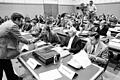 Gefragter Experte: Dr. Joseph Keul (vorne, Zweiter von rechts) von der Uni Freiburg bei einer Sitzung des Sportausschusses des deutschen Bundestags zum Thema Doping im Jahre 1977 in Bonn.